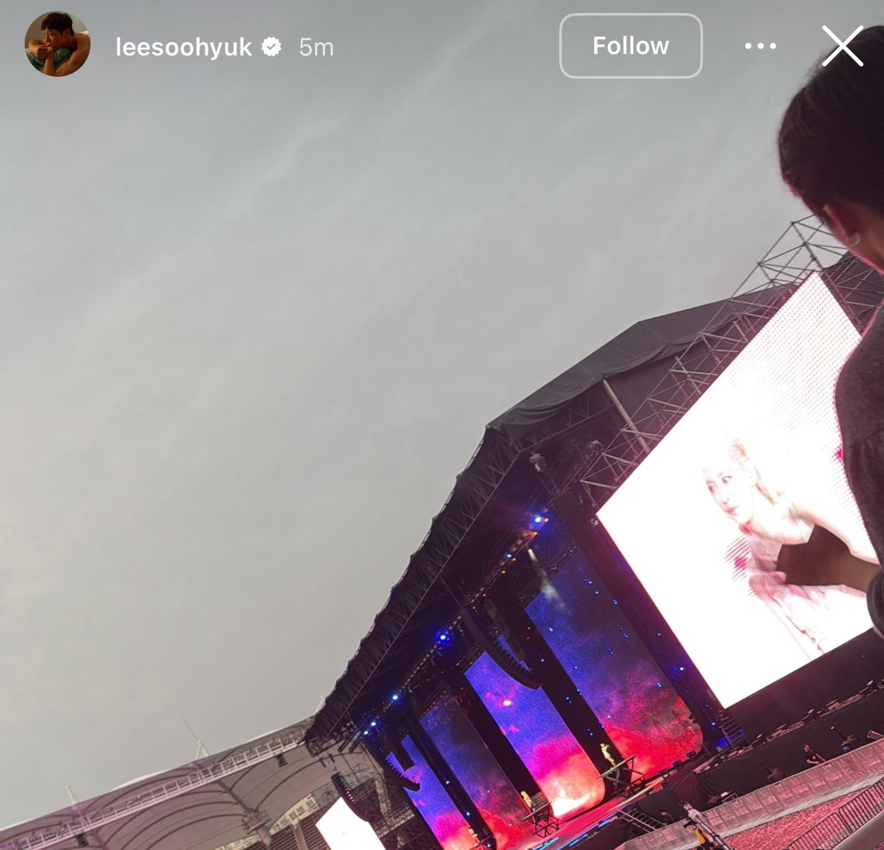 Hai bạn diễn của Jisoo trong Boyfriend on Demand và Snowdrop check-in trên Story Instagram đang ở Sân vận động Goyang như một lời "điểm danh" đã có mặt. Trước đó, ở đêm 1 (ngày 5/7), fan bắt gặp Lee Min Ho ở khán đài.