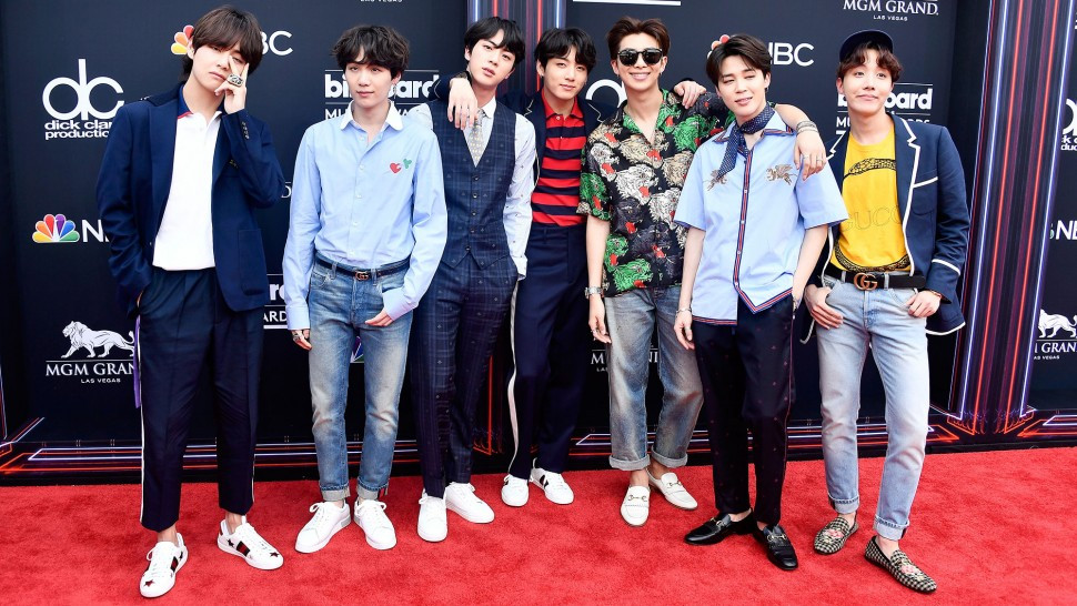 Ngay cả BTS cũng từng nhiều lần thể hiện sự thân thiết với Gucci trong các MV cũng như tham dự sự kiện.