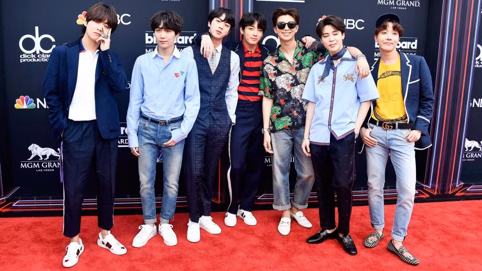 Ngay cả BTS cũng từng nhiều lần thể hiện sự thân thiết với Gucci trong các MV cũng như tham dự sự kiện.