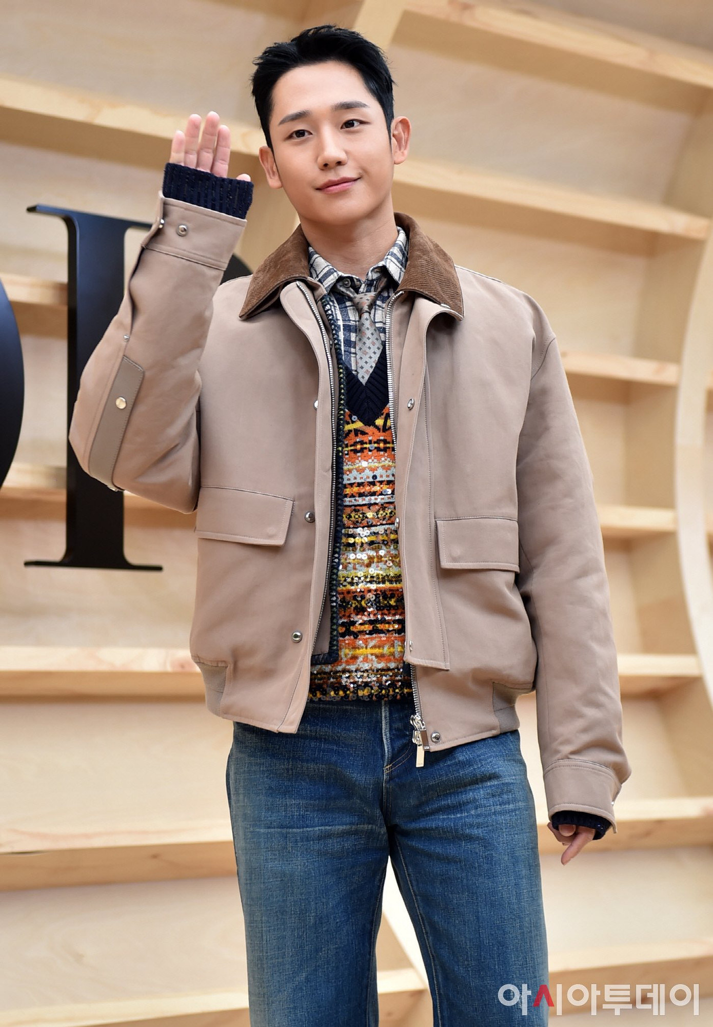 Trước khi trở thành đại sứ toàn cầu của Dolce & Gabbana, Jung Hae In từng hợp tác với Dior nhưng nhiều lần bị chê mặc đồ làm "hạ tầm" thương hiệu. Trước khi trở thành đại sứ toàn cầu của Dolce & Gabbana, Jung Hae In từng hợp tác với Dior nhưng nhiều lần bị chê mặc đồ làm "hạ tầm" thương hiệu.