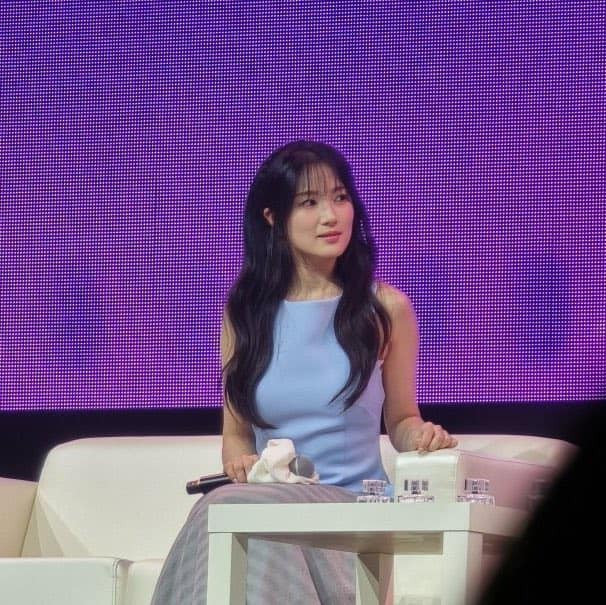 Dân tình không khỏi phấn khích khi phát hiện cả hai đều mang outfit tông xanh dương và cùng sử dụng background tím tại fan meeting ở Đài Loan. Dân tình không khỏi phấn khích khi phát hiện cả hai đều mang outfit tông xanh dương và cùng sử dụng background tím tại fan meeting ở Đài Loan.