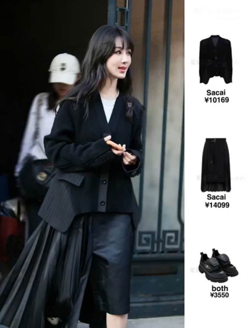 Phía Dương Tử chọn trang phục của thương hiệu Nhật Bản Sacai có giá khoảng 100 triệu đồng. Phía Dương Tử chọn trang phục của thương hiệu Nhật Bản Sacai có giá khoảng 100 triệu đồng.