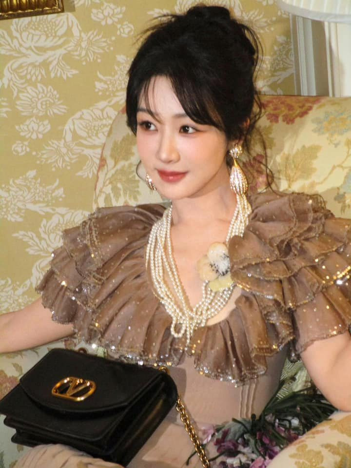 Nữ diễn viên xinh bất chấp qua mọi khung hình.