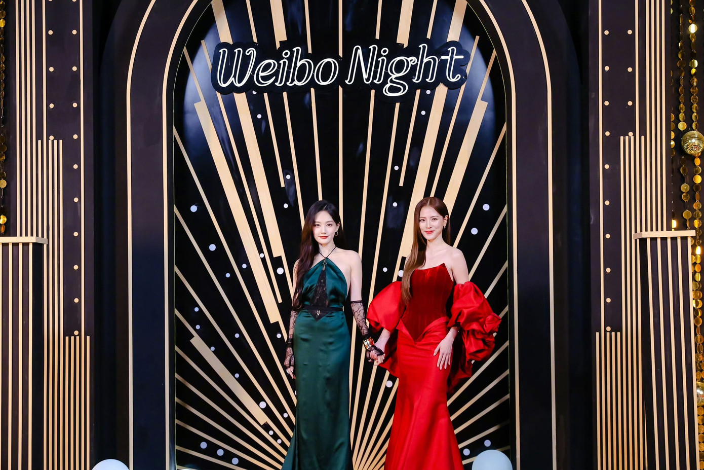 Hai sao nữ nắm tay bước vào nơi diễn ra sự kiện, nhan sắc của cả hai đều được đánh giá cao: "Một xanh một đỏ, một chín một mười sáng bừng thảm đỏ". Hai sao nữ nắm tay bước vào nơi diễn ra sự kiện, nhan sắc của cả hai đều được đánh giá cao: "Một xanh một đỏ, một chín một mười sáng bừng thảm đỏ".