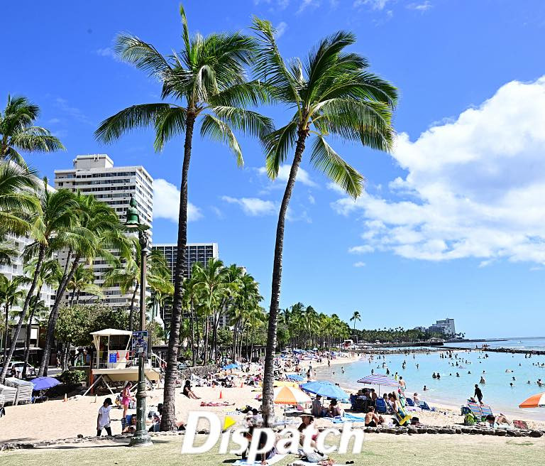 Thậm chí, Dispatch còn &quot;cà khịa&quot; rằng hy vọng khi trở về Hàn Quốc, cả hai sẽ nhìn nhau nhiều hơn thay vì chỉ nhìn điện thoại khiến cộng đồng mạng cười ngất.