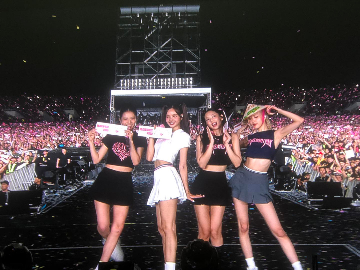 Màn tạo dáng tinh nghịch và hài hước của các thành viên với người hâm mộ.