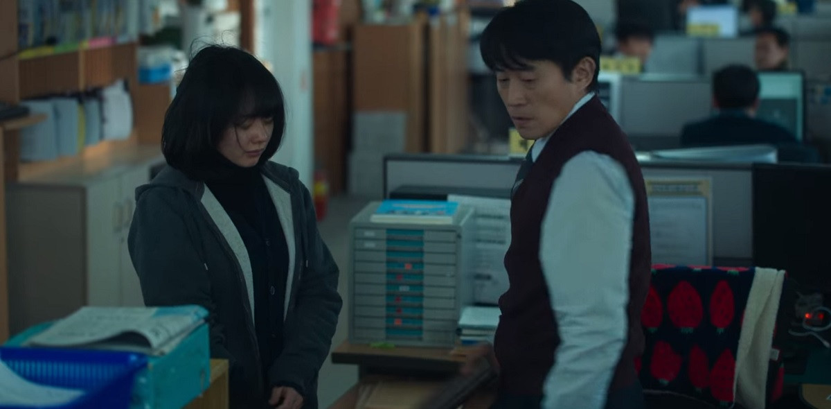 Thầy giáo Kim Dong Moon từng ngó lơ, thậm chí là bênh vực cho nhóm bắt nạt Dong Eun ngày xưa, đã được cô nàng &quot;ưu ái&quot; tặng lại một bó hoa trị giá 55.000 (gần 1 triệu đồng).