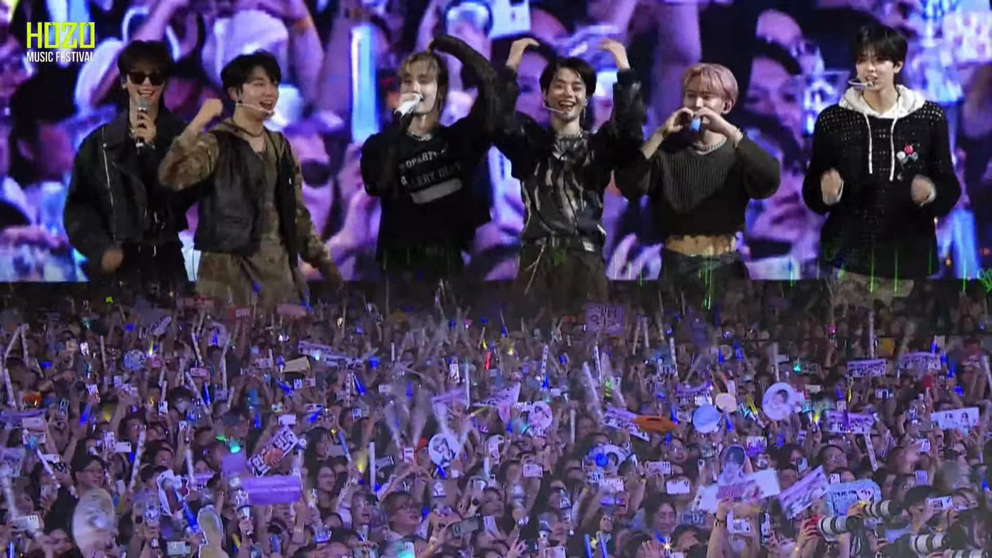 Hàng nghìn khán giả phía dưới khán đài như &quot;bùng nổ&quot; vì màn trình diễn của TEMPEST.