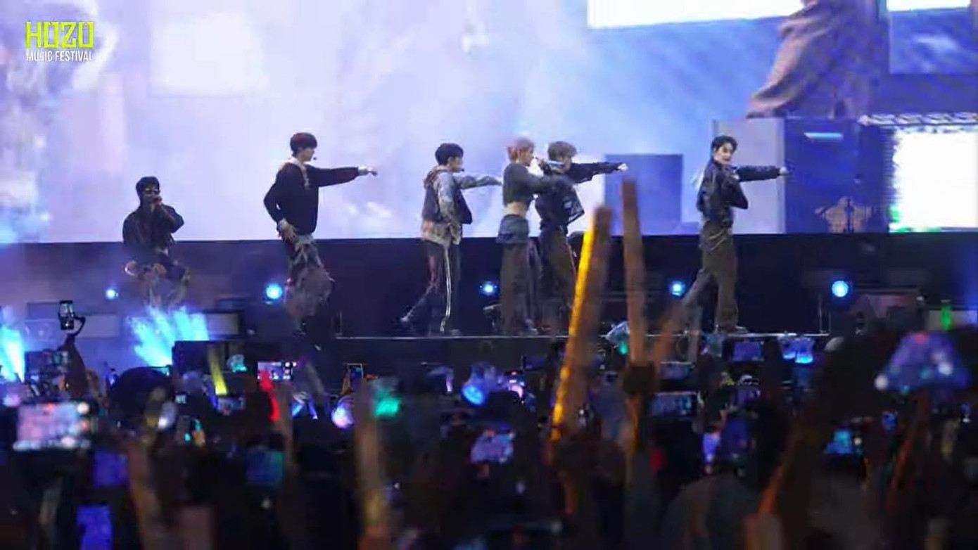 Headliner của sự kiện mở đầu phần trình diễn của mình với ca khúc Vroom Vroom sôi động.