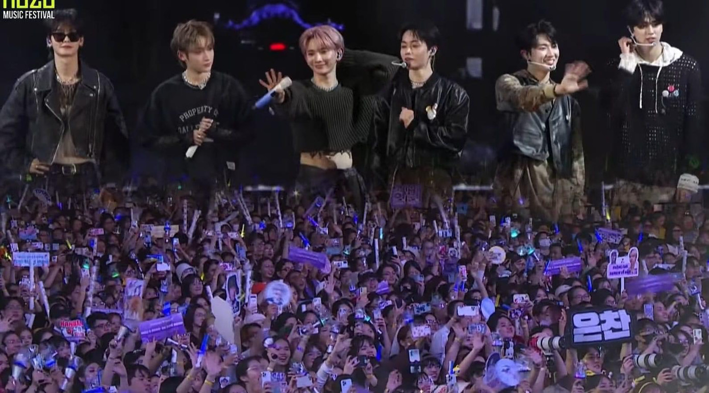 Hàng nghìn người hâm mộ đã có mặt để đón xem phần trình diễn của TEMPEST. Hàng nghìn người hâm mộ đã có mặt để đón xem phần trình diễn của TEMPEST.