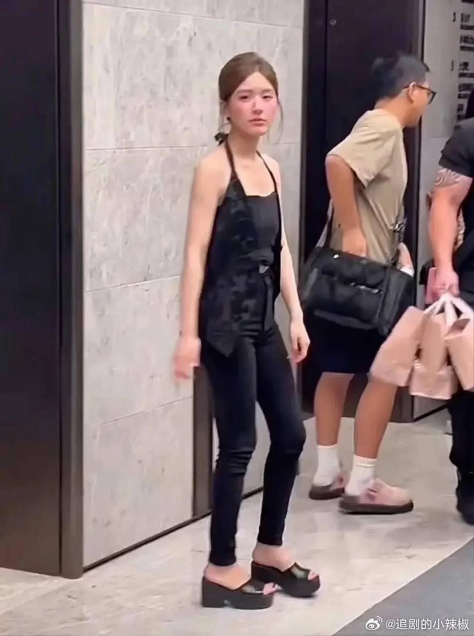 Hình ảnh Triệu Lộ Tư trên phim trường Hãy Để Tôi Tỏa Sáng làm dấy lên lo ngại về sức khỏe. Thời điểm này, có blogger cho biết nữ diễn viên nặng dưới 40kg trong khi cô cao khoảng 1m61.