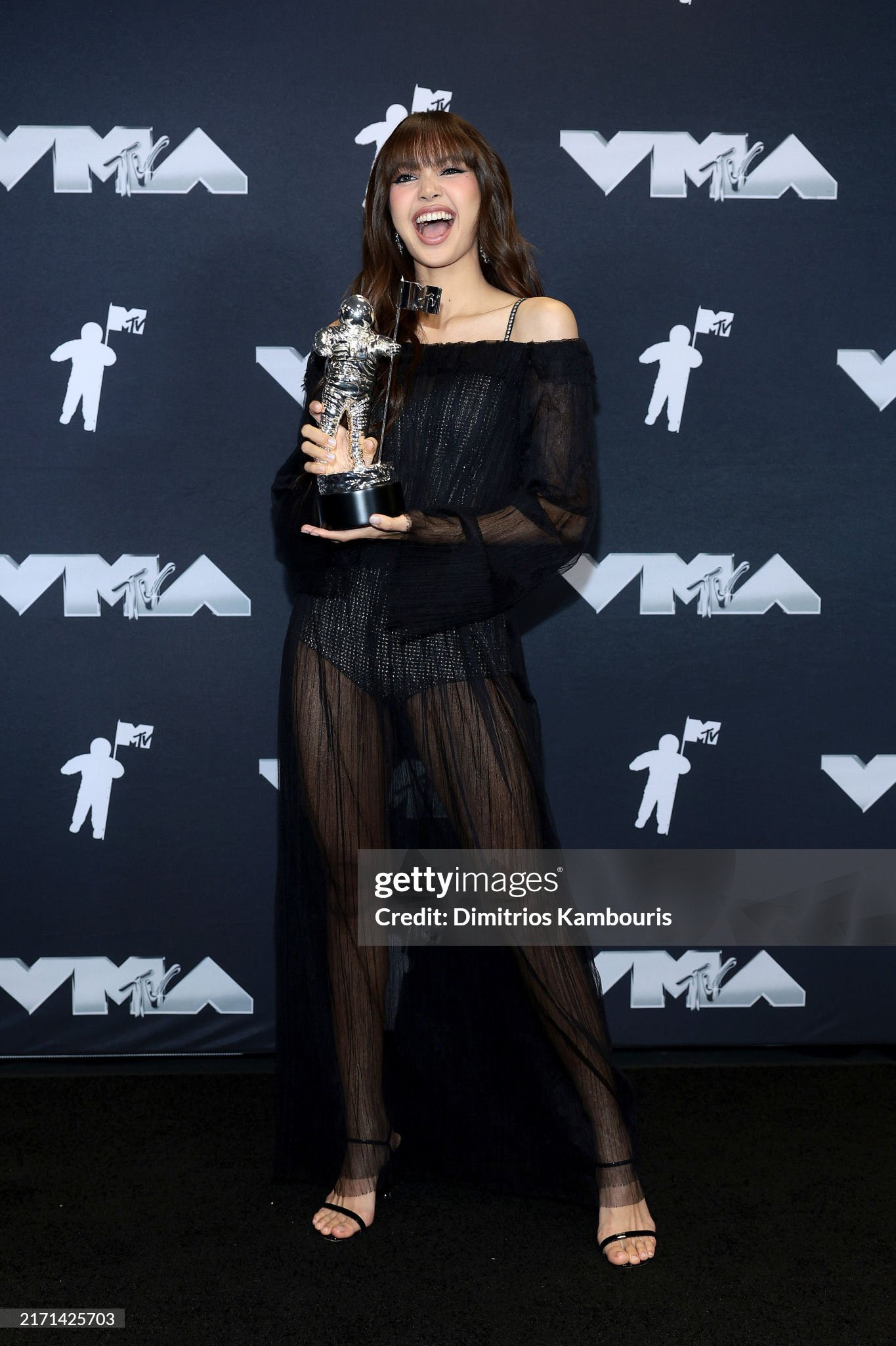 Cô bày tỏ sự biết ơn với đội ngũ công ty cùng BLINK (fandom của BLACKPINK) và Lilies (fandom riêng của Lisa). - Nguồn ảnh: gettyimages. Cô bày tỏ sự biết ơn với đội ngũ công ty cùng BLINK (fandom của BLACKPINK) và Lilies (fandom riêng của Lisa). - Nguồn ảnh: gettyimages.