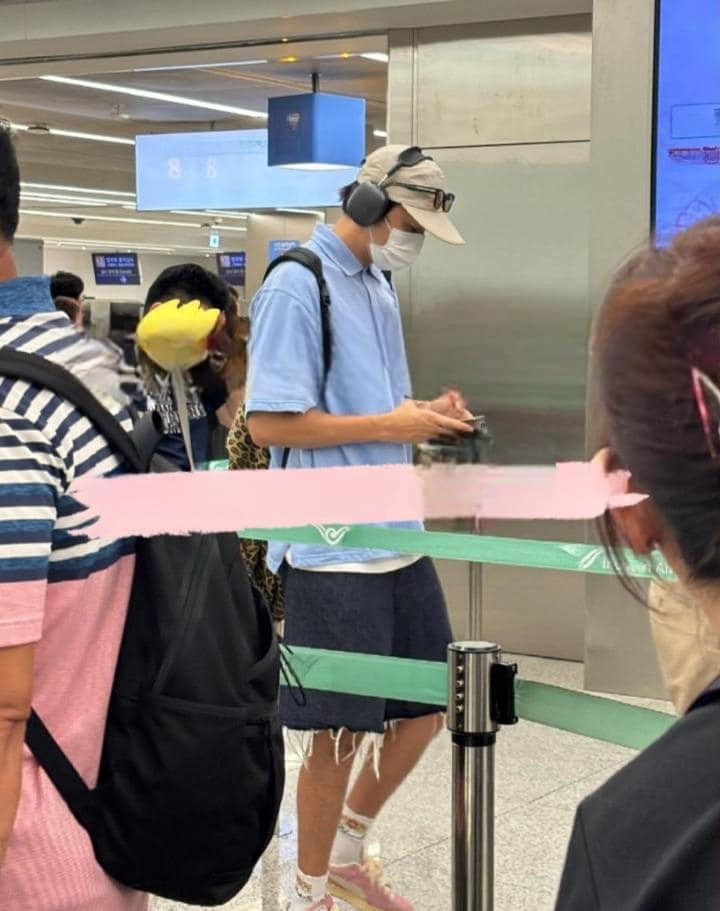 Các fan bắt gặp Lee Kwang Soo tại sân bay Hàn Quốc khi anh chàng chuẩn bị sang Việt Nam.