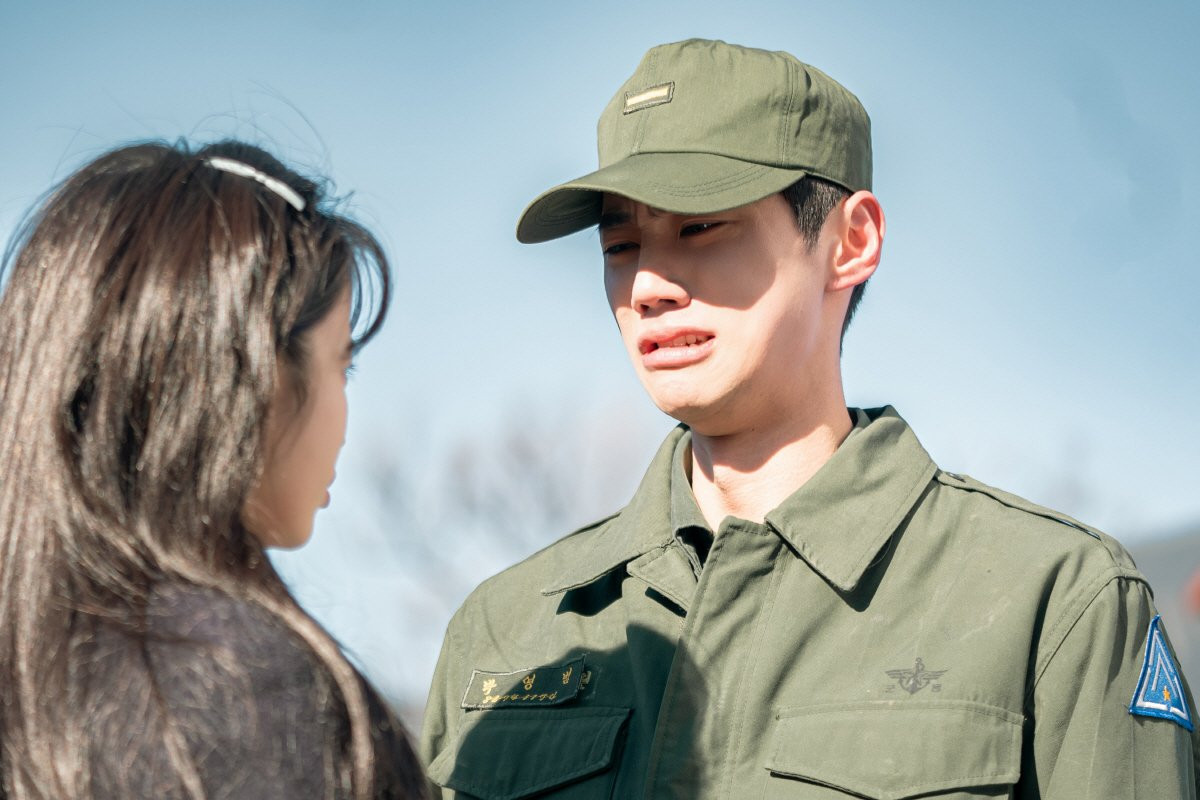 Khoảnh khắc òa khóc của Yeong Beom khi phải tạm xa bạn gái để nhập ngũ khiến khán giả không khỏi bật cười vì quá đáng yêu. Khoảnh khắc òa khóc của Yeong Beom khi phải tạm xa bạn gái để nhập ngũ khiến khán giả không khỏi bật cười vì quá đáng yêu.