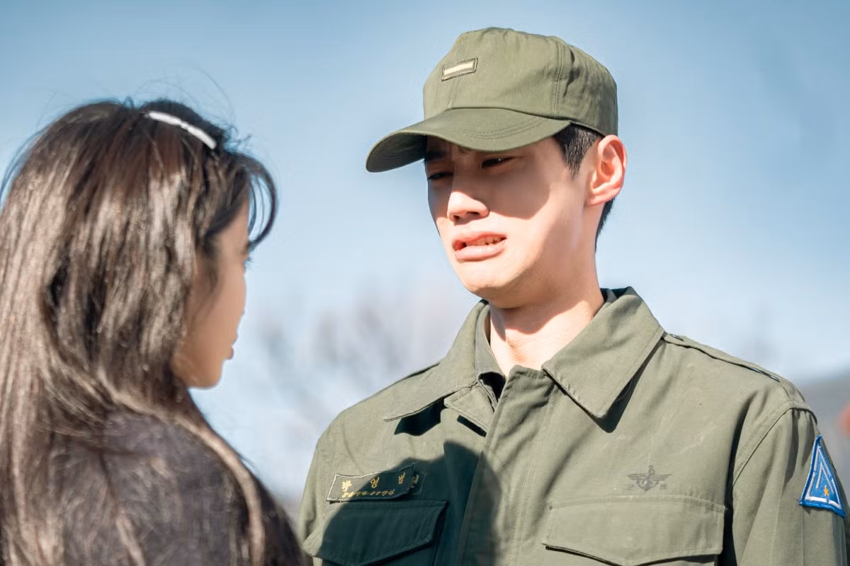 Khoảnh khắc òa khóc của Yeong Beom khi phải tạm xa bạn gái để nhập ngũ khiến khán giả không khỏi bật cười vì quá đáng yêu. Khoảnh khắc òa khóc của Yeong Beom khi phải tạm xa bạn gái để nhập ngũ khiến khán giả không khỏi bật cười vì quá đáng yêu.