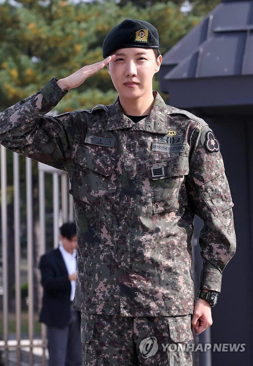 j-hope hoàn thành nghĩa vụ quân sự, chính thức xuất ngũ ngày 17/10. - Ảnh: Yonhap News j-hope hoàn thành nghĩa vụ quân sự, chính thức xuất ngũ ngày 17/10. - Ảnh: Yonhap News