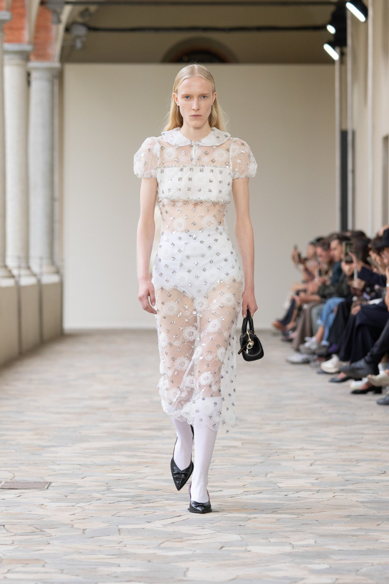 Cận cảnh nhan sắc đẹp không tì vết của Rosé cùng trang phục nằm trong BST Xuân Hè 2020 của nhà mốt Vivetta.