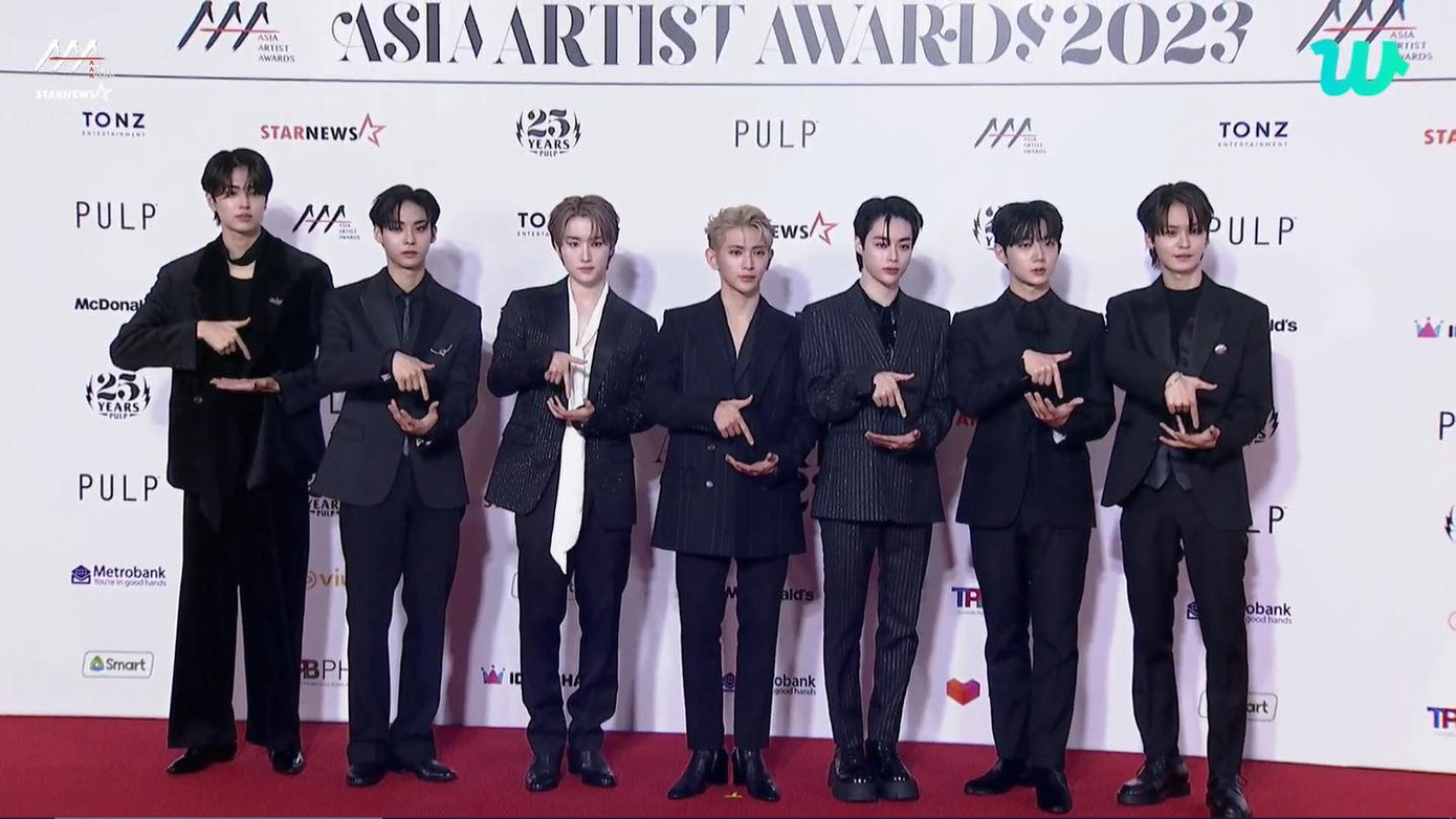 TEMPEST là một trong những idol đầu tiên xuất hiện tại thảm đỏ. 7 anh chàng nhà Yuehua diện suit sang trọng, điển trai, lịch lãm. TEMPEST là một trong những idol đầu tiên xuất hiện tại thảm đỏ. 7 anh chàng nhà Yuehua diện suit sang trọng, điển trai, lịch lãm.