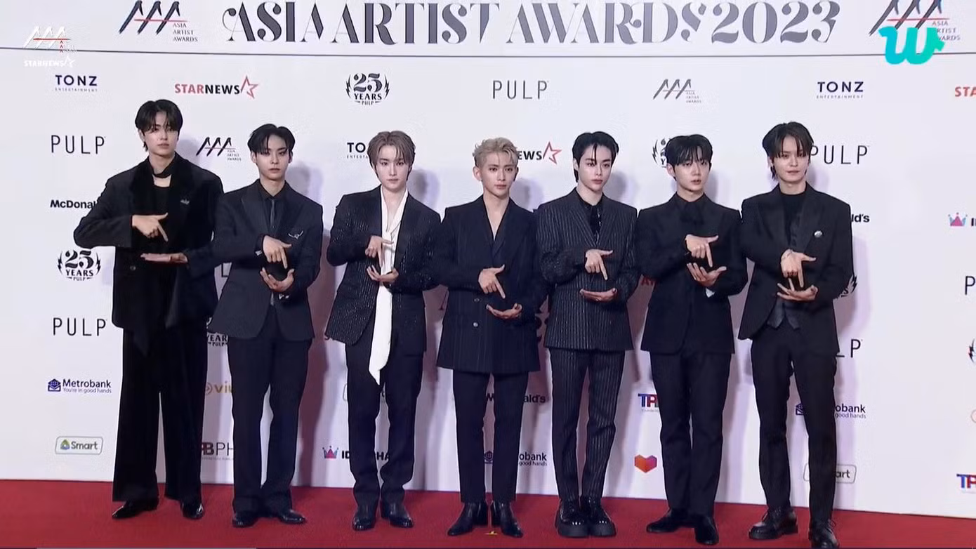 TEMPEST là một trong những idol đầu tiên xuất hiện tại thảm đỏ. 7 anh chàng nhà Yuehua diện suit sang trọng, điển trai, lịch lãm.