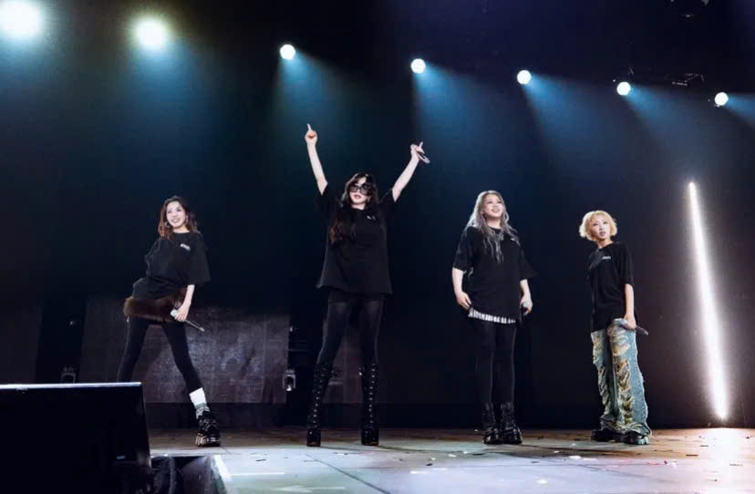 Sau 11 năm hội ngộ với fan Việt, 2NE1 đã mang đến cho khán giả chuyến tàu ký ức đầy cảm xúc khi tái hiện loạt hit đình đám từng là chao đảo K-Pop thế hệ 2.