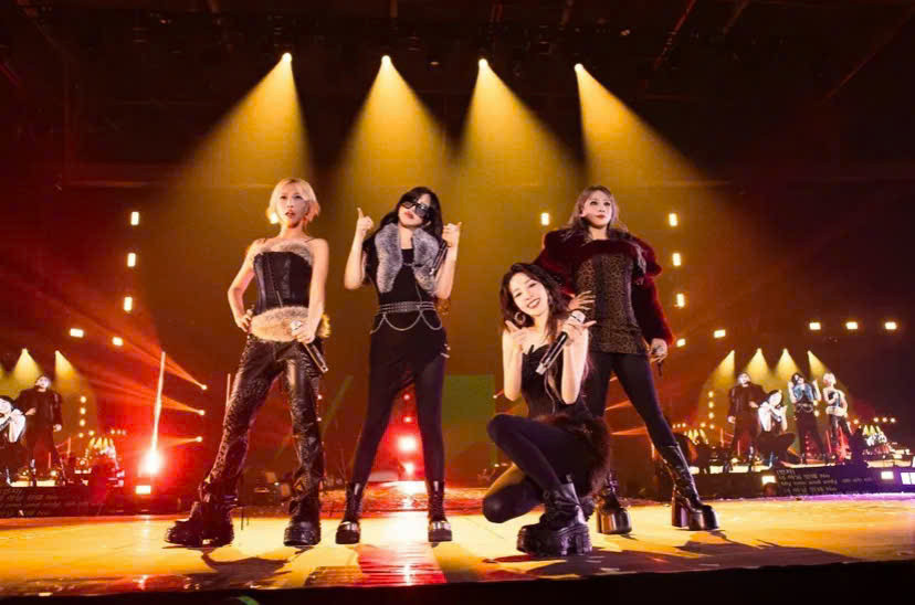 Sau 11 năm hội ngộ với fan Việt, 2NE1 đã mang đến cho khán giả chuyến tàu ký ức đầy cảm xúc khi tái hiện loạt hit đình đám từng là chao đảo K-Pop thế hệ 2.