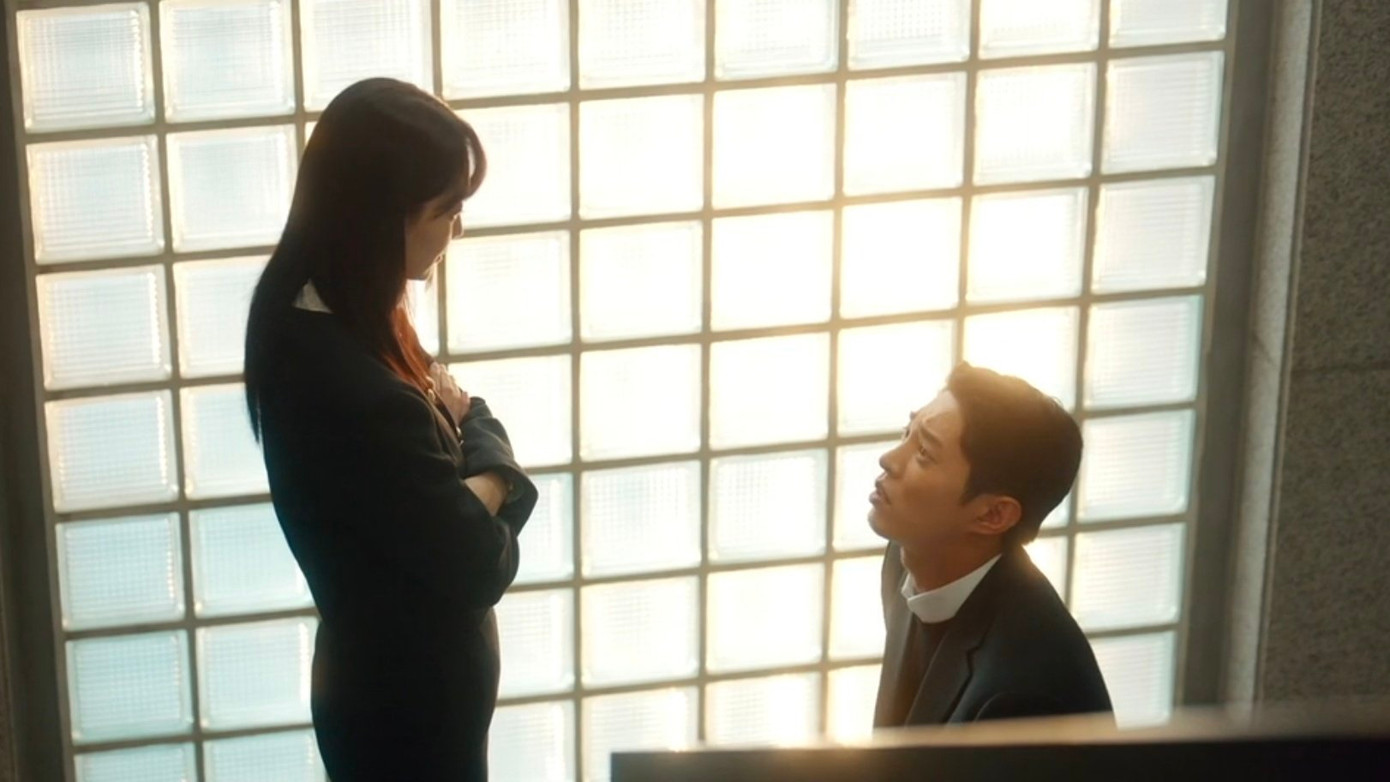 Người cũ quỳ gối cầu xin Hae Young không làm lộ chuyện hắn "bắt cá hai tay" và hắn sẽ trả lại tiền mừng của cô khi cô kết hôn.