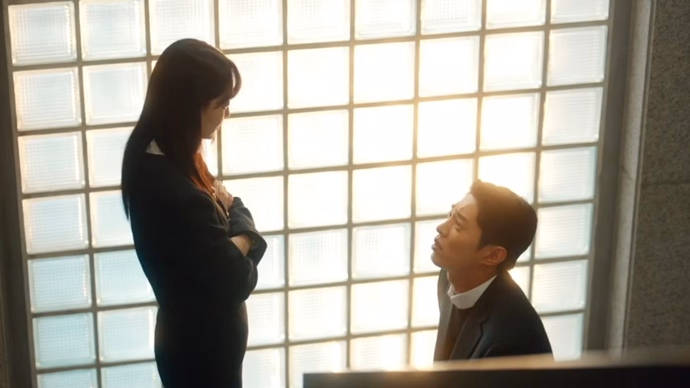 Người cũ quỳ gối cầu xin Hae Young không làm lộ chuyện hắn "bắt cá hai tay" và hắn sẽ trả lại tiền mừng của cô khi cô kết hôn.