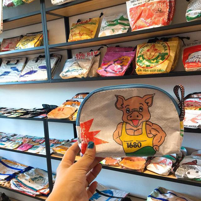 Xuất hiện và gây bão trên cộng đồng mạng từ năm 2014, đến nay, những chiếc túi xách này vẫn được người tiêu dùng tại Nhật yêu thích. Do nó không chỉ thân thiện với môi trường mà còn nhẹ, dễ sử dụng, tính ứng dụng cao và có họa tiết độc đáo. Xuất hiện và gây bão trên cộng đồng mạng từ năm 2014, đến nay, những chiếc túi xách này vẫn được người tiêu dùng tại Nhật yêu thích. Do nó không chỉ thân thiện với môi trường mà còn nhẹ, dễ sử dụng, tính ứng dụng cao và có họa tiết độc đáo.