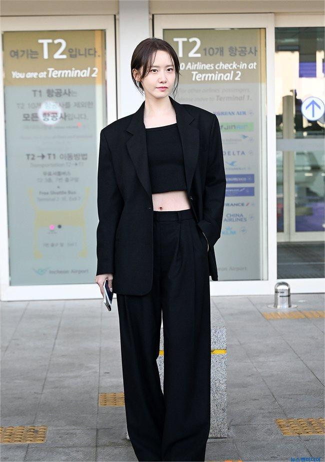 Tổng thể tạo hình của Yoona tại sân bay nhận được cơn mưa lời khen vì vóc dáng chuẩn chỉnh cùng nhan sắc không đổi theo thời gian. Tổng thể tạo hình của Yoona tại sân bay nhận được cơn mưa lời khen vì vóc dáng chuẩn chỉnh cùng nhan sắc không đổi theo thời gian.
