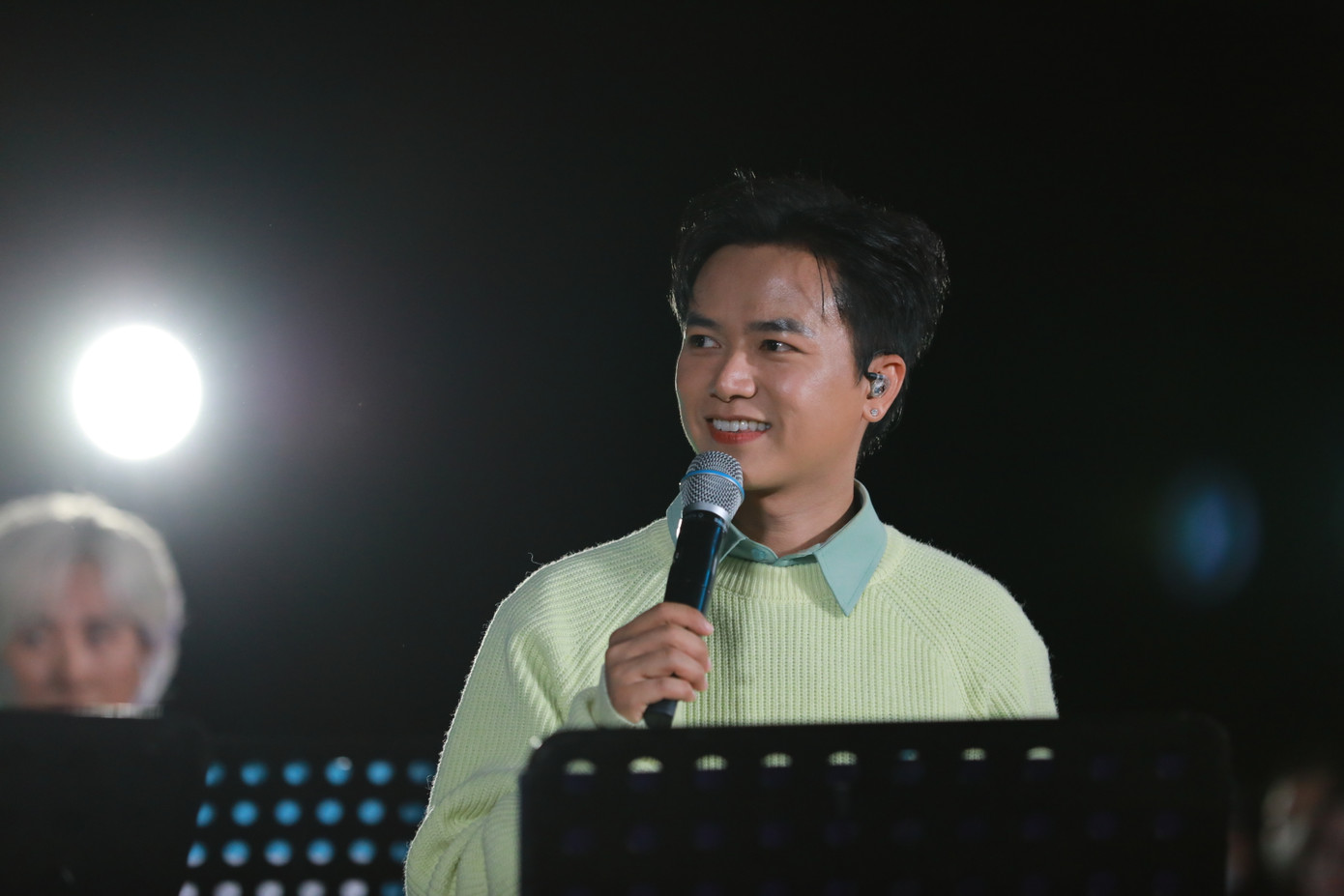 Giám đốc âm nhạc Bùi Công Nam dù bị ốm nhưng vẫn hoàn thành trọn vẹn phần trình diễn của mình. Giám đốc âm nhạc Bùi Công Nam dù bị ốm nhưng vẫn hoàn thành trọn vẹn phần trình diễn của mình.