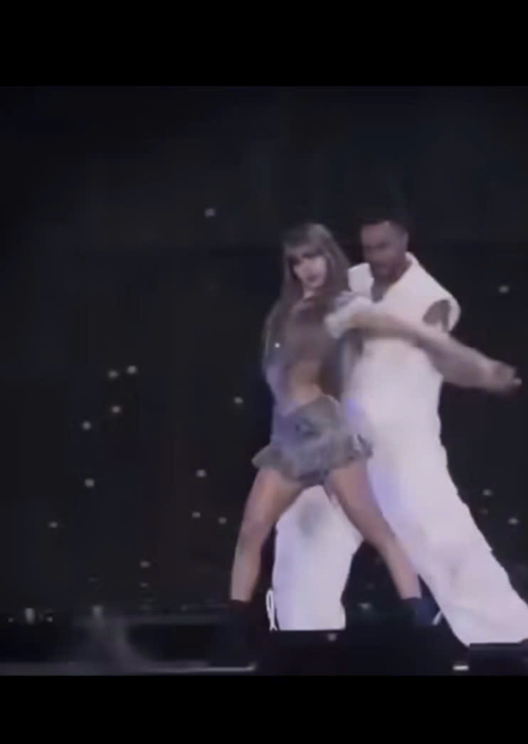 Tương tác của Lisa và Jennie với vũ công gây chú ý. Tương tác của Lisa và Jennie với vũ công gây chú ý.