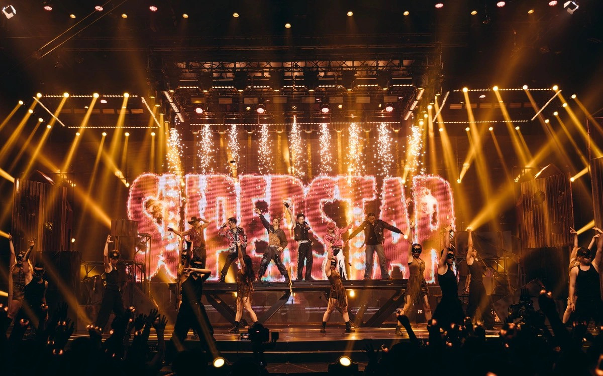 Nhóm 6 thành viên đầu tư mạnh về trang phục, tạo ra màn trình diễn "mãn nhãn". Tiết mục cũng khoe trọn thế mạnh rap của các "anh tài". Ảnh: BTC Nhóm 6 thành viên đầu tư mạnh về trang phục, tạo ra màn trình diễn "mãn nhãn". Tiết mục cũng khoe trọn thế mạnh rap của các "anh tài". Ảnh: BTC