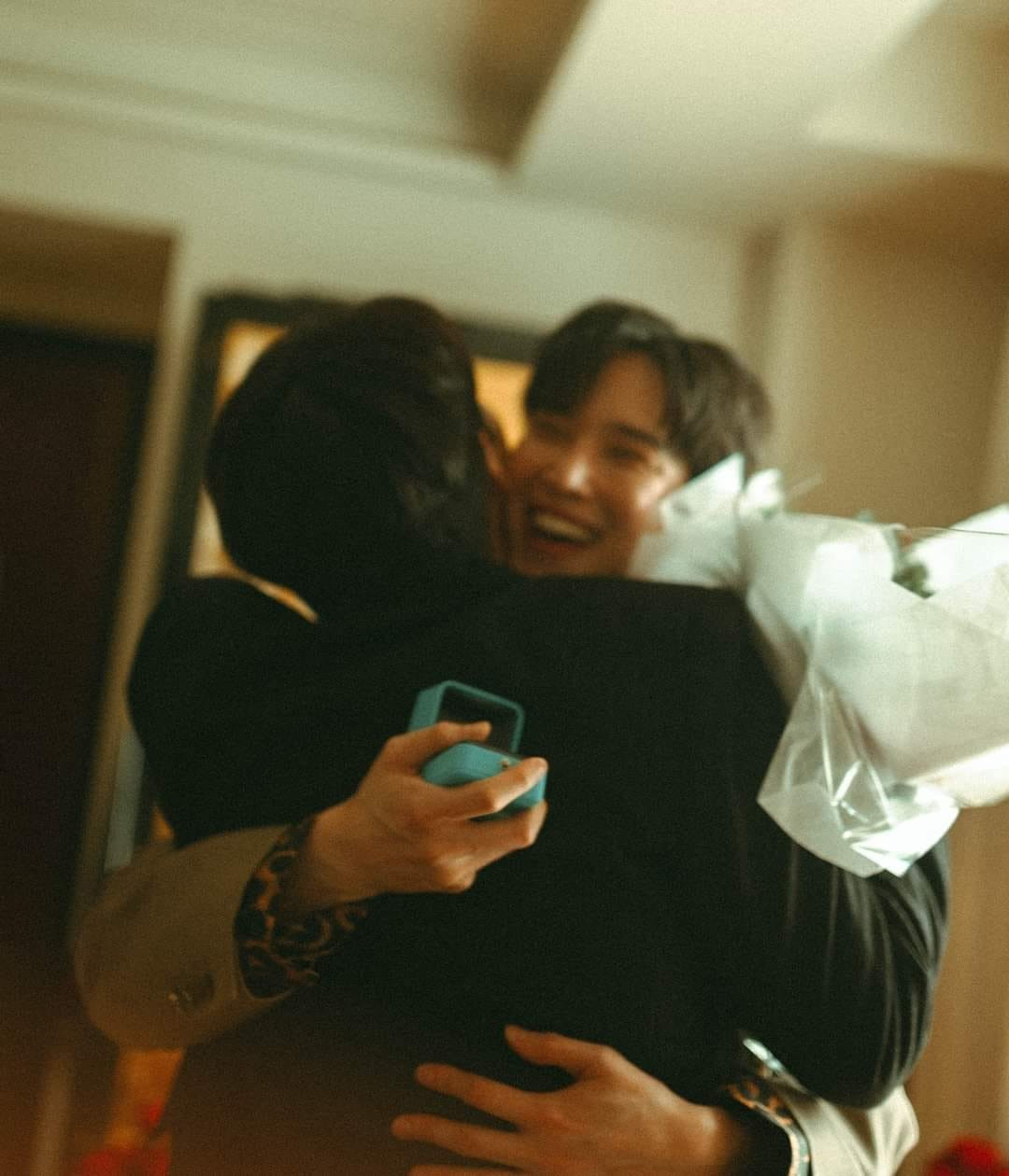 Các fan từng vỡ òa trước loạt ảnh cầu hôn của Both - Newyear vào tháng 6/2024, ngay sau khi Thái Lan thông qua dự luật bình đẳng hôn nhân.