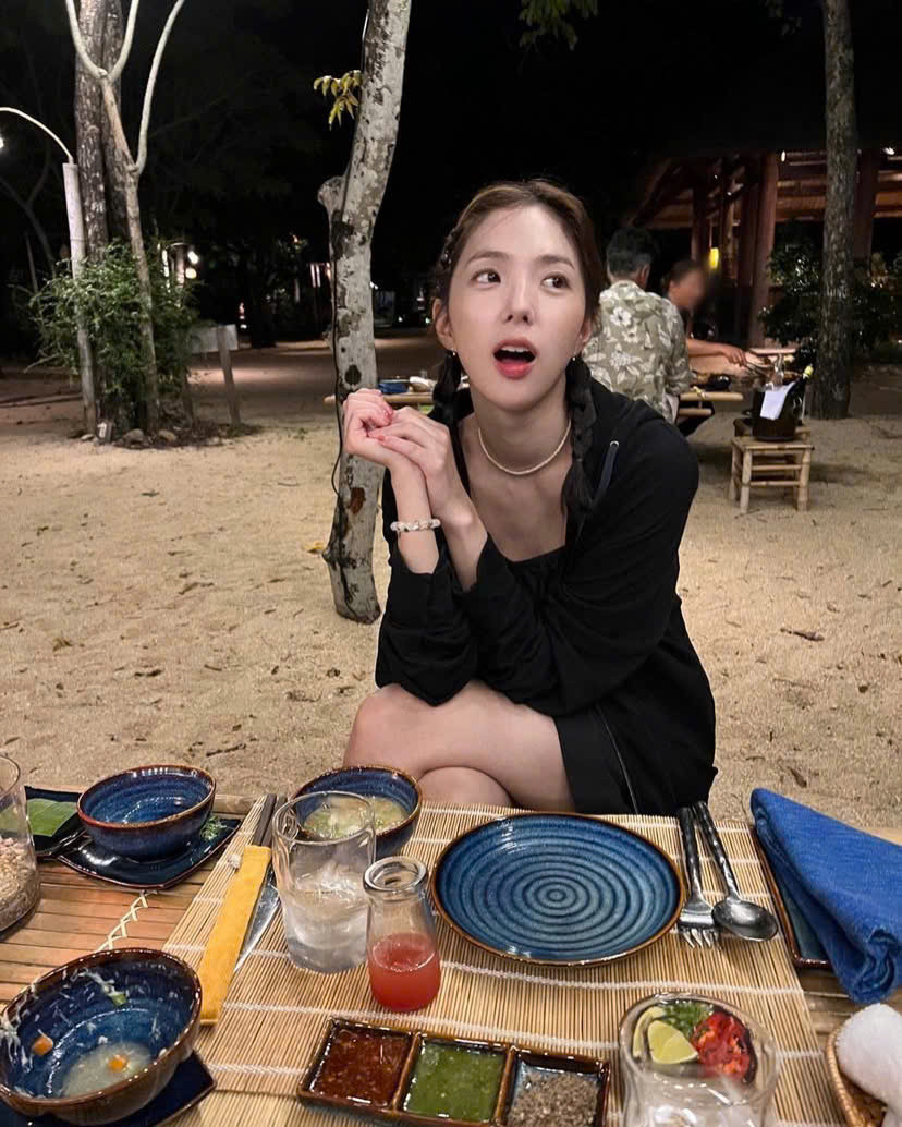 Cư dân mạng cảm thán nhìn những bức hình trên trang mạng xã hội của Chae Soo Bin vừa gần gũi, vừa giản dị mang đậm chất "bạn gái". Cư dân mạng cảm thán nhìn những bức hình trên trang mạng xã hội của Chae Soo Bin vừa gần gũi, vừa giản dị mang đậm chất "bạn gái".