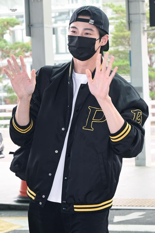 Byeon Woo Seok cùng đội bảo vệ do công ty sắp xếp xuất hiện tại sân bay Incheon ngày 12/7 để lên đường tới Hong Kong. Byeon Woo Seok cùng đội bảo vệ do công ty sắp xếp xuất hiện tại sân bay Incheon ngày 12/7 để lên đường tới Hong Kong.