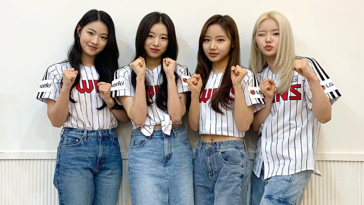 ATTRAKT tỏ ra tức giận và cho biết trong thời gian FIFTY FIFTY tạm dừng quảng bá vì lý do sức khỏe thì Warner Music Korea đã cố gắng tiếp cận để lôi kéo các thành viên. ATTRAKT tỏ ra tức giận và cho biết trong thời gian FIFTY FIFTY tạm dừng quảng bá vì lý do sức khỏe thì Warner Music Korea đã cố gắng tiếp cận để lôi kéo các thành viên.