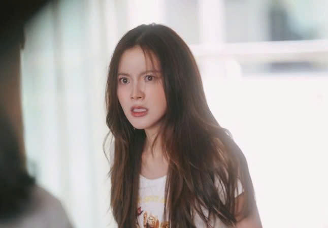 Nhiều người liên tưởng Thongdee với vai diễn Karnkaew từng được yêu thích trong Ngọn lửa đam mê của nữ diễn viên. Nhiều người liên tưởng Thongdee với vai diễn Karnkaew từng được yêu thích trong Ngọn lửa đam mê của nữ diễn viên.