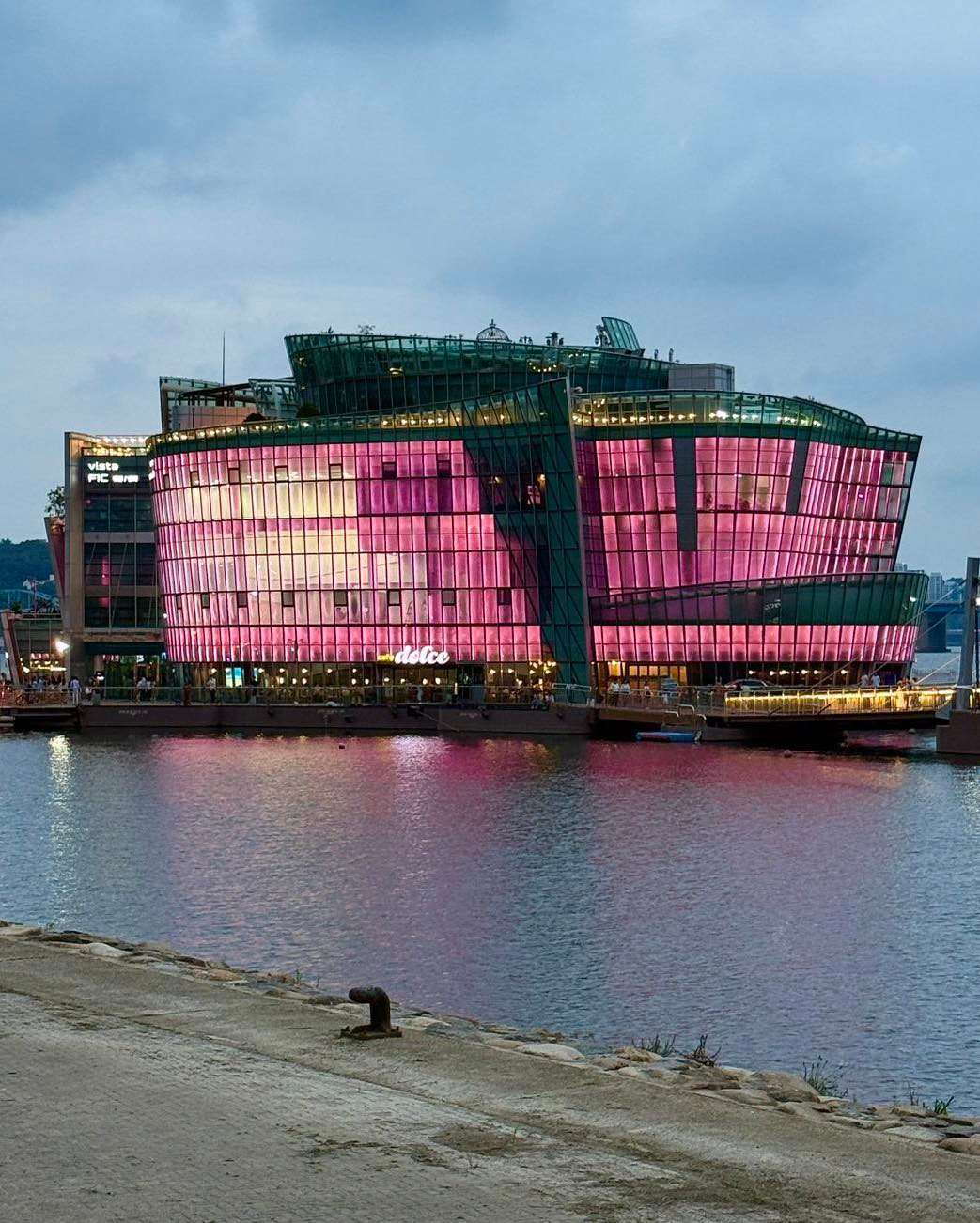 Nhiều cư dân mạng đã nhanh chóng đến các địa điểm kể trên để check-in.