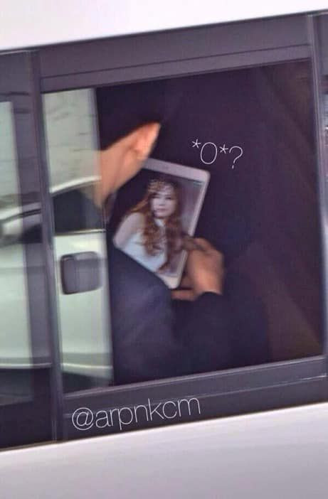 Thuở mới debut, anh chàng đã được fan soi ra hình nền iPad chính là thần tượng Taeyeon. Thuở mới debut, anh chàng đã được fan soi ra hình nền iPad chính là thần tượng Taeyeon.