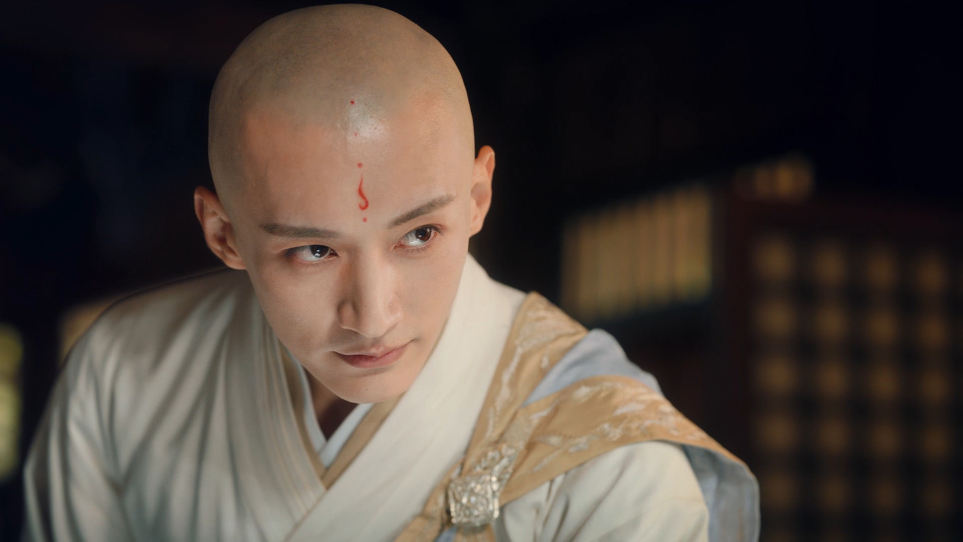 Lưu Học Nghĩa "chơi lớn" cạo trọc đầu. Lưu Học Nghĩa "chơi lớn" cạo trọc đầu.