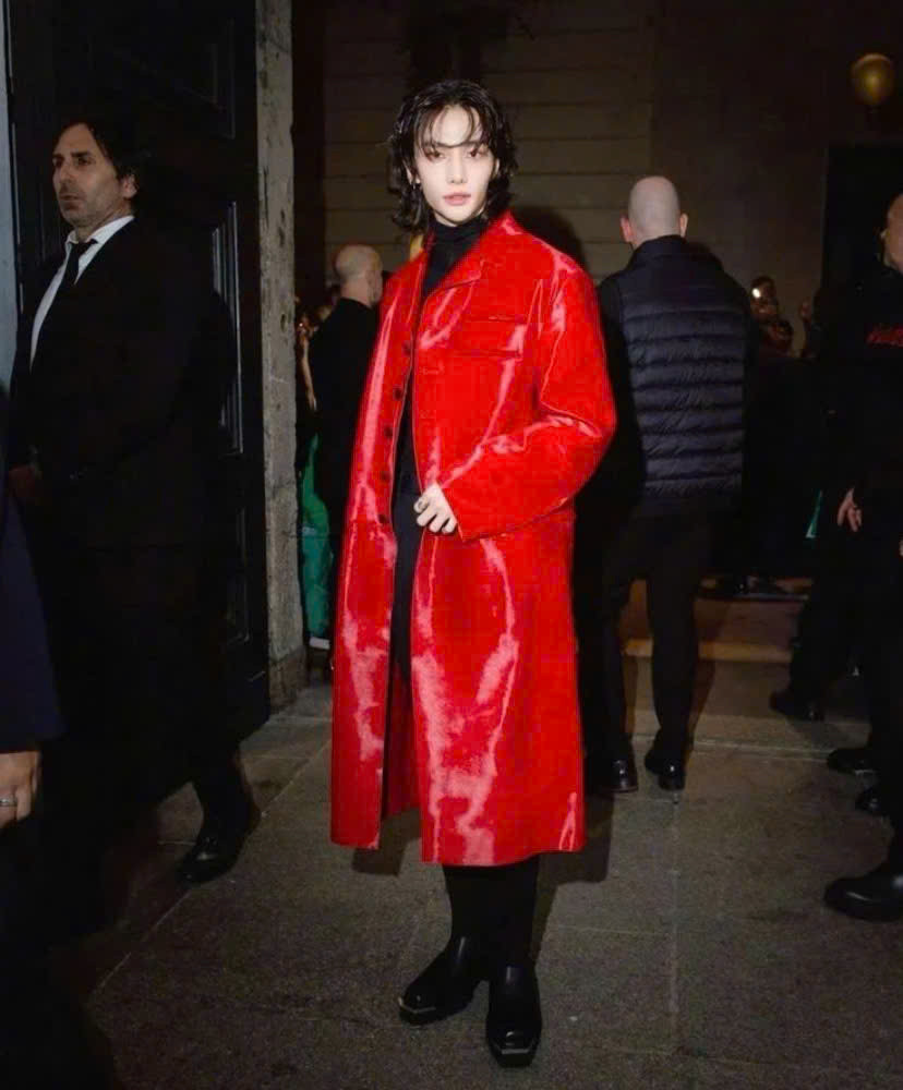 Phong thái lịch lãm cùng khí chất ngôi sao của nam ca sĩ sinh năm 2000.