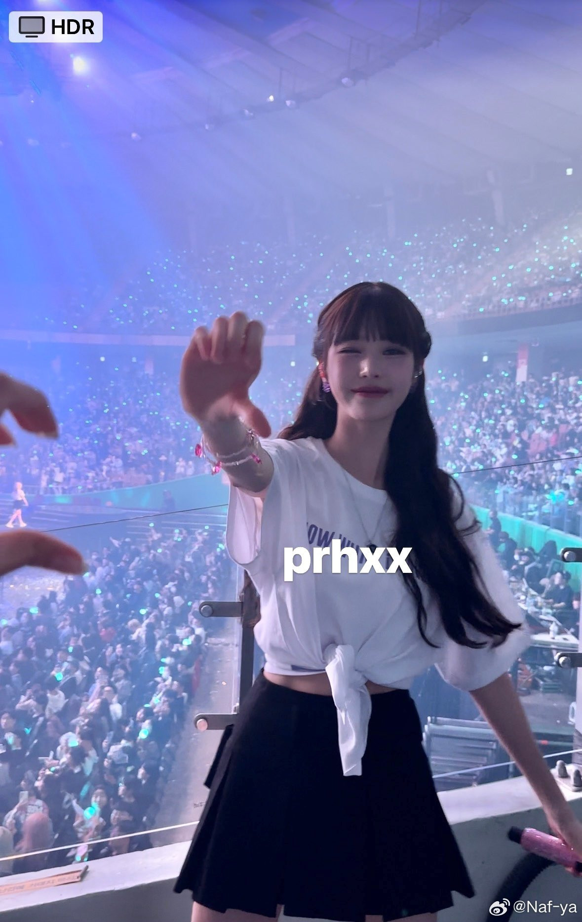 Ngay cả trong trang phục bình thường với áo phông cùng chân váy được ghi lại qua camera của fan, Jang Won Young vẫn thu hút mọi ánh nhìn với nhan sắc nổi bật.