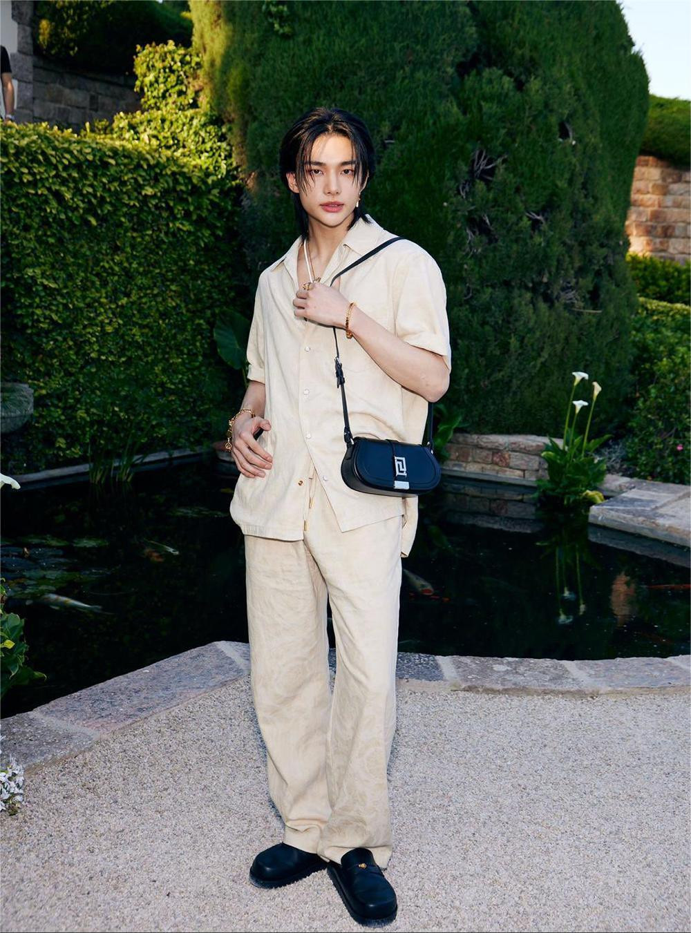 Tháng 5/2023, dù chưa chính thức trở thành Đại sứ toàn cầu của Versace, Hyunjin vẫn vinh dự nằm trong số 60 khách mời đặc biệt của thương hiệu tại buổi trình diễn thời trang của hãng tổ chức ở Cannes (Pháp).