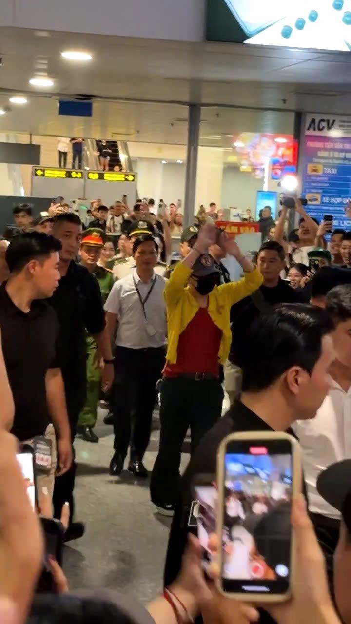 G-Dragon xuất hiện trong sự chào đón nhiệt tình của người hâm mộ tại sân bay Nội Bài. G-Dragon xuất hiện trong sự chào đón nhiệt tình của người hâm mộ tại sân bay Nội Bài.