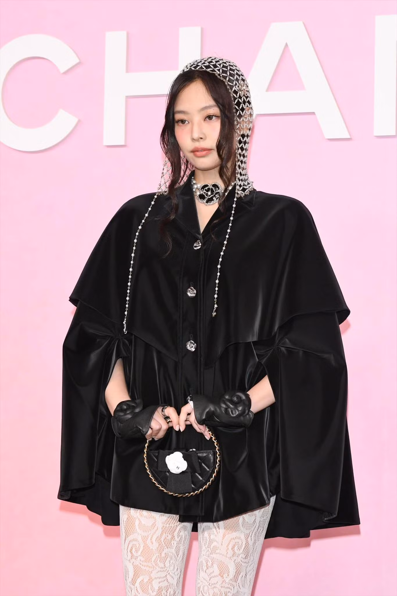 Ngay khi vừa xuất hiện tại sự kiện, từ khóa Jennie đã leo thẳng lên Top 5 Hot Search trên Weibo tại Trung Quốc.