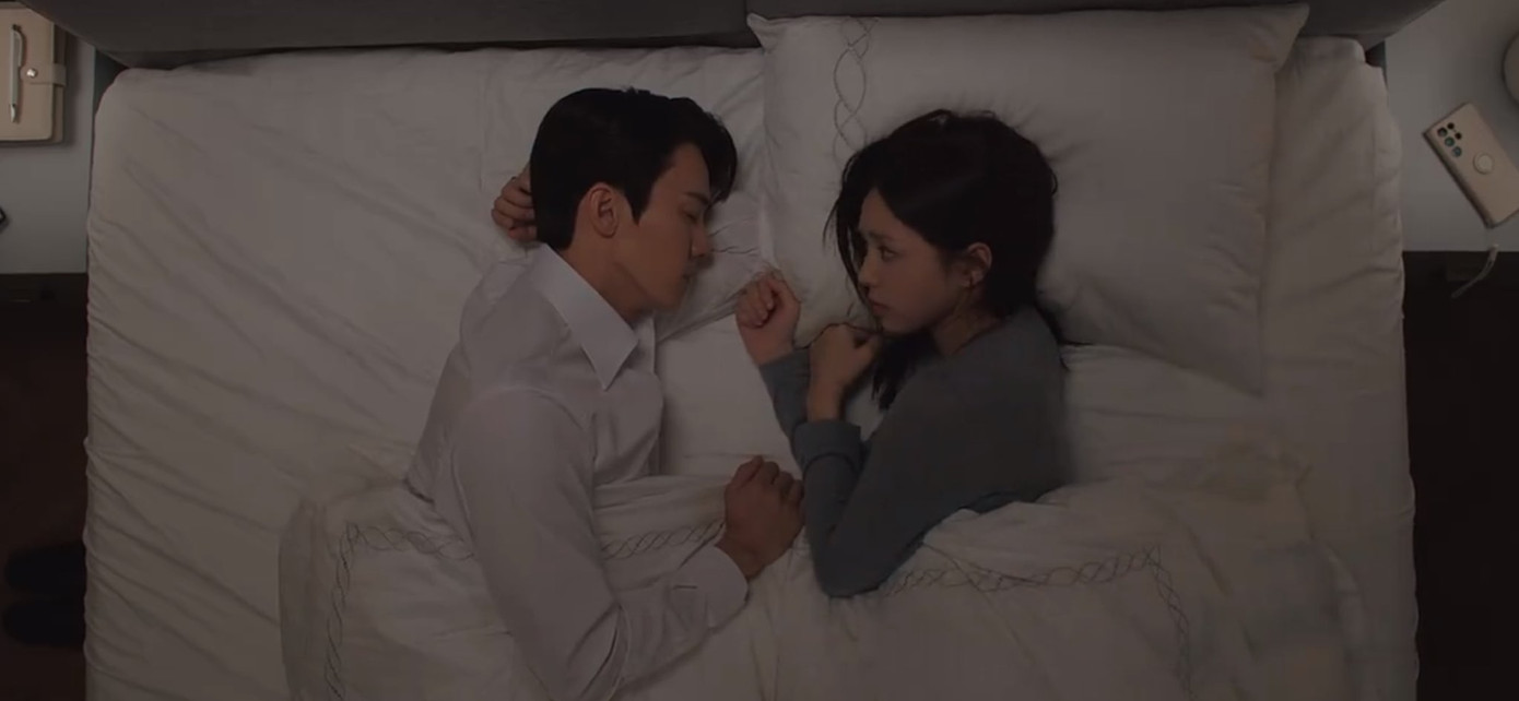 Hee Joo không kìm lòng mà nhìn Sa Eon đầy dịu dàng. Hee Joo không kìm lòng mà nhìn Sa Eon đầy dịu dàng.