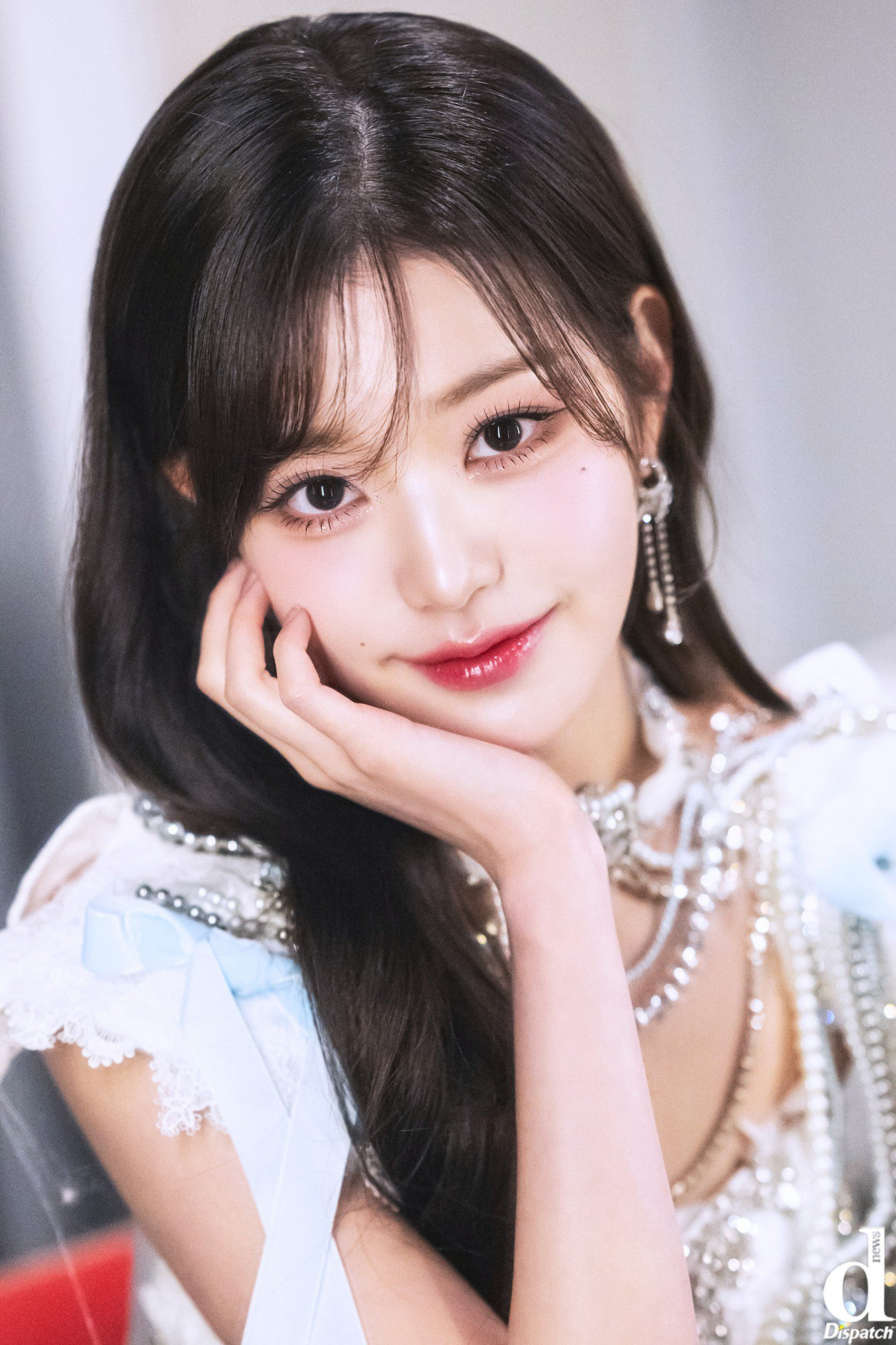 Sau 2 tấm ảnh selfie "gây choáng", Jang Wonyoung tiếp tục hot rần rần cõi mạng với bộ ảnh được chụp nhanh bởi Dispatch ở phòng chờ concert.