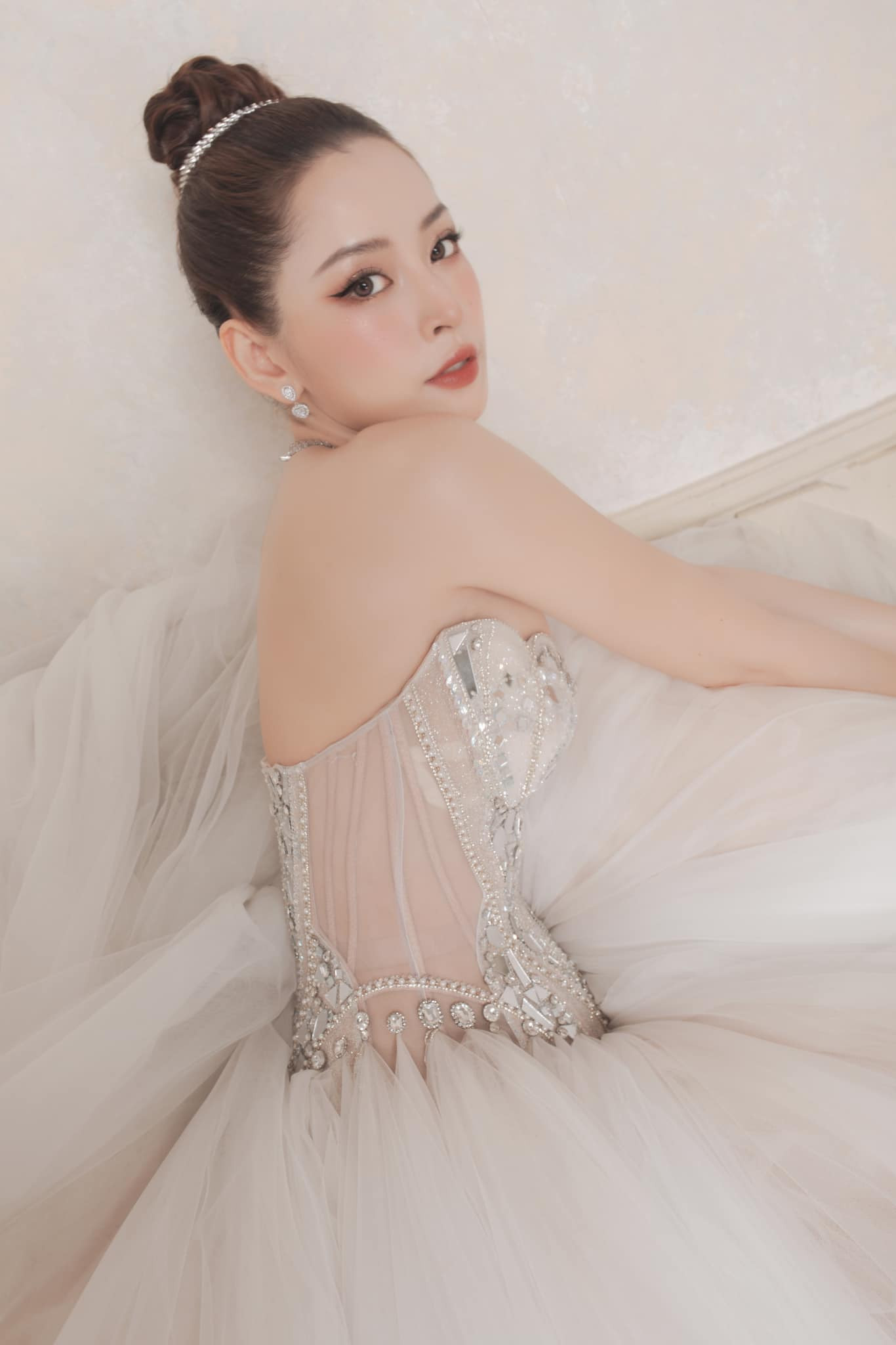 Bức hình zoom cận nhan sắc của Chi Pu khiến fan xuýt xoa không ngớt.