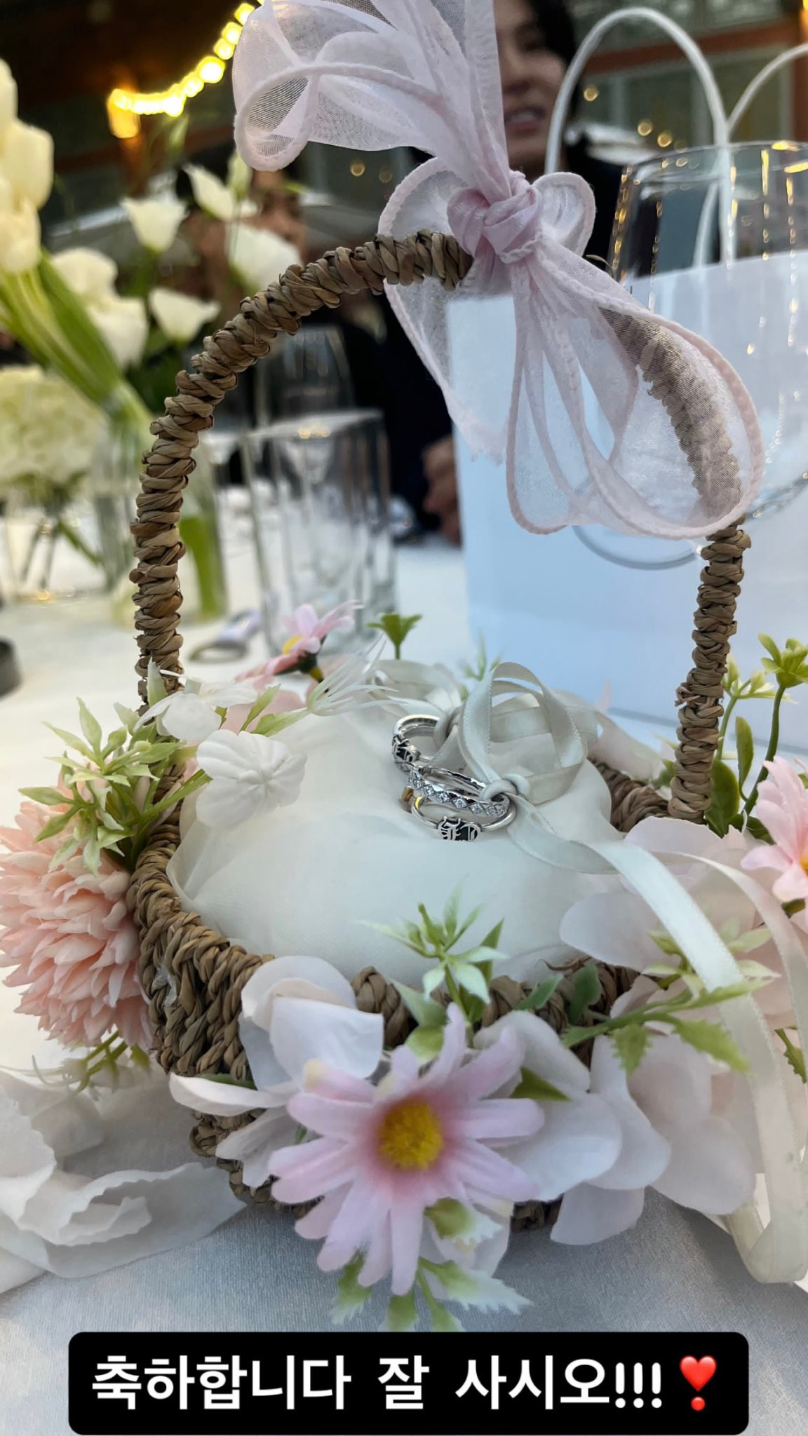 Cận cảnh nhẫn cưới của HyunA và Yong Jun Hyung. Cận cảnh nhẫn cưới của HyunA và Yong Jun Hyung.