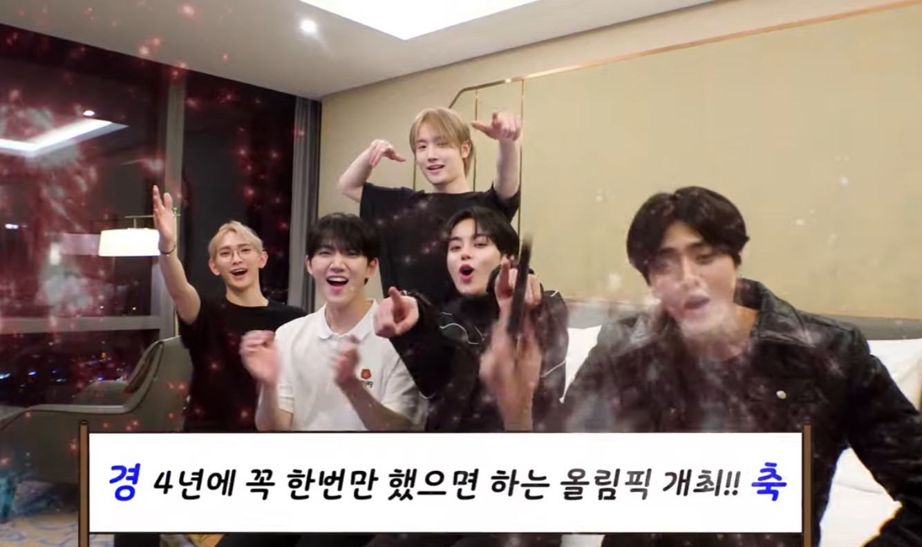 Các chàng trai quậy hết cỡ khi chơi trò chơi, đùa nghịch và trêu chọc nhau.